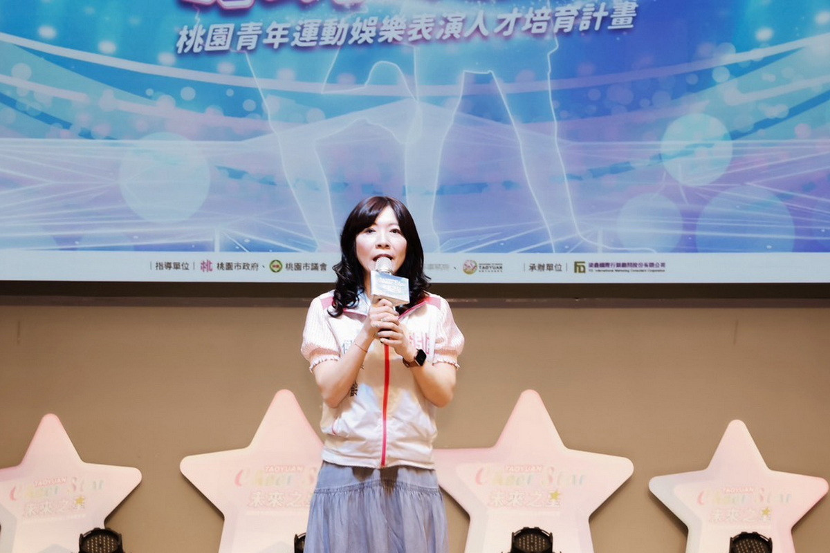 青年局長侯佳齡致詞。<br />
