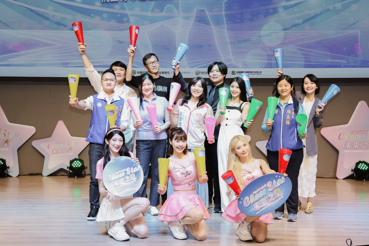 青年局長與TAOYUAN Cheer Star 未來之星宣傳大使陸筱晴進行宣傳。