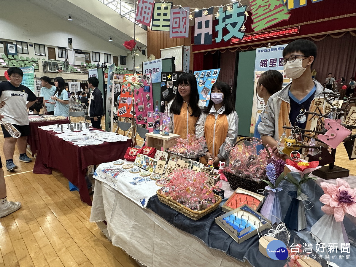 技藝教育成果展多元豐富。(記者扶小萍攝)