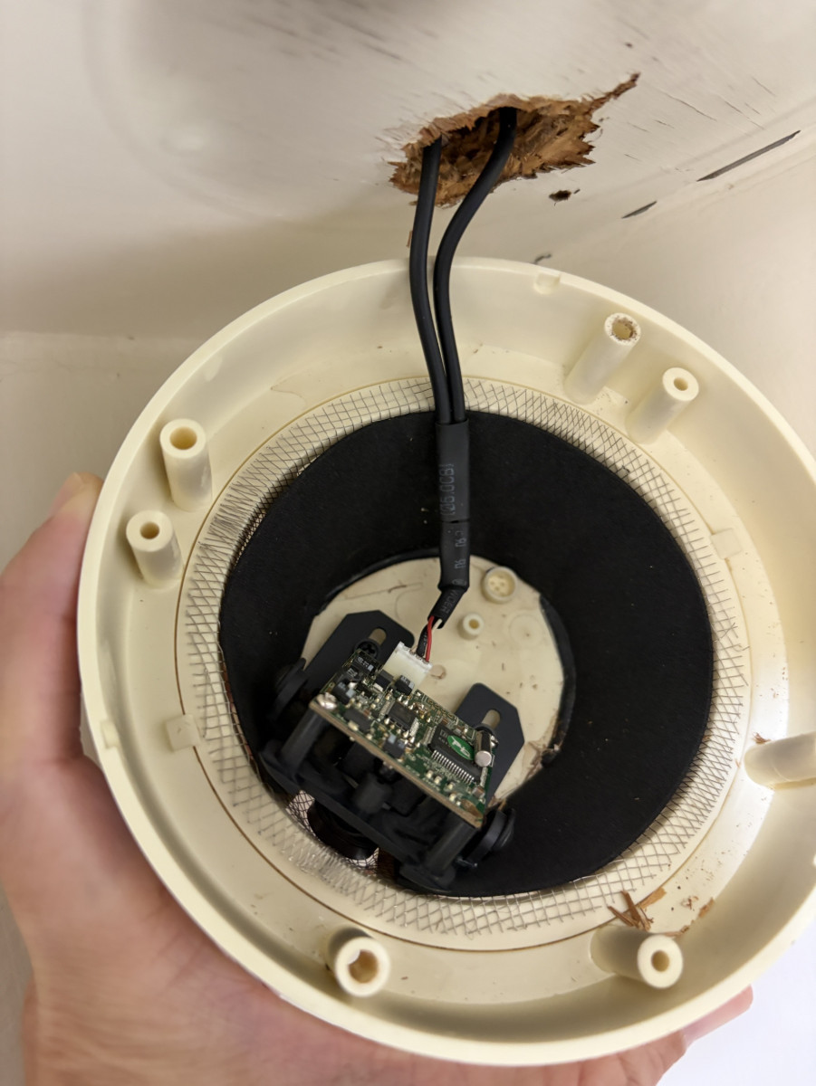 嘉義市府查獲「羅大德診所」X光室內的偵煙器中裝設密錄器／嘉義市府提供