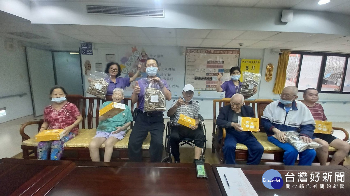 彰化榮家溫馨傳愛 喜憨兒基金會捐贈厚蛋捲關懷住民長輩