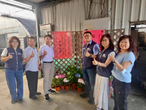 桃園青農吳承燁（左3）獲全國農業達人冠軍，農業局長陳冠義（右3）率領一級主管前往祝賀。