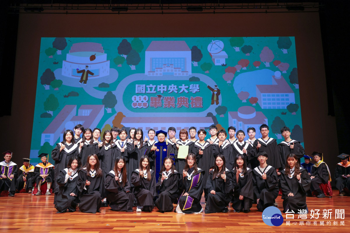 中央大學今年度大學部、碩士班和博士班共約3500位畢業生完成學業，校長蕭述三恭賀學子迎向人生新篇章。<br />
<br />

