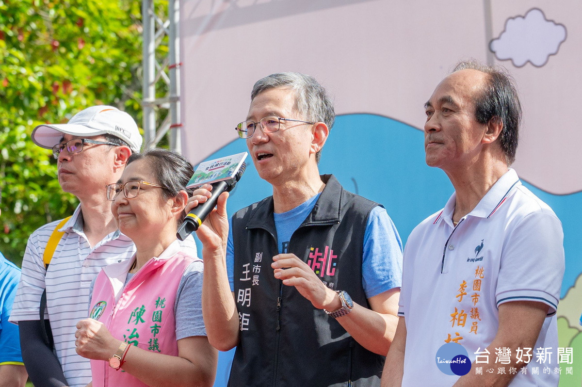 桃園市副市長王明鉅日於「115 年桃園市大溪區全民健行活動」中致詞。<br />
