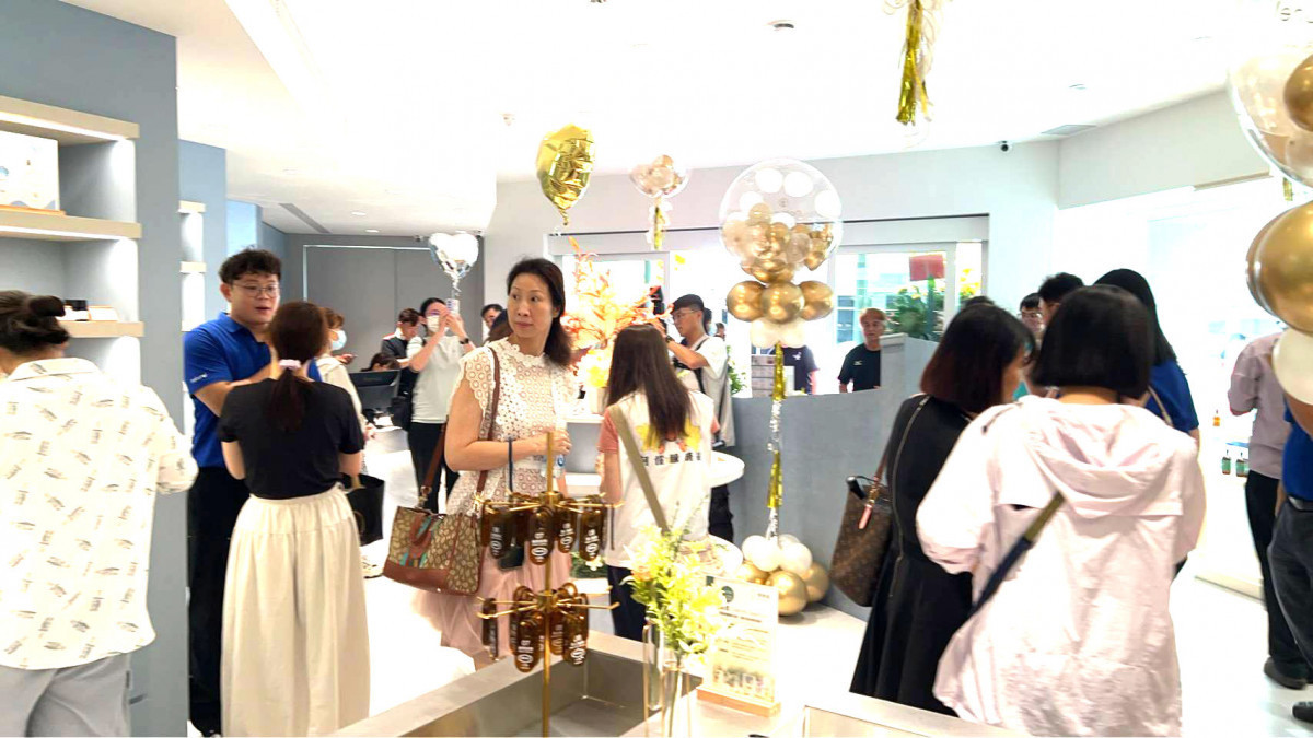 弘力化工「天然品」門市今天開幕,吸引許多消費者上門體驗DIY美妝品。(圖/蔡雨倩攝影)