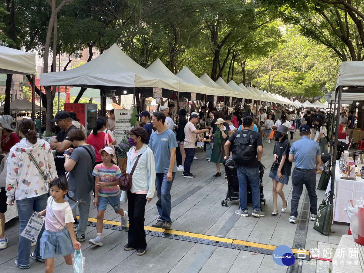 五月瘋藍莓台中草悟道登場，吸引大批民眾體驗。