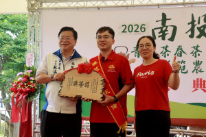農業處蘇處長代表許縣長頒賀匾予烏龍組特等獎王冠偉。（記者扶小萍攝）