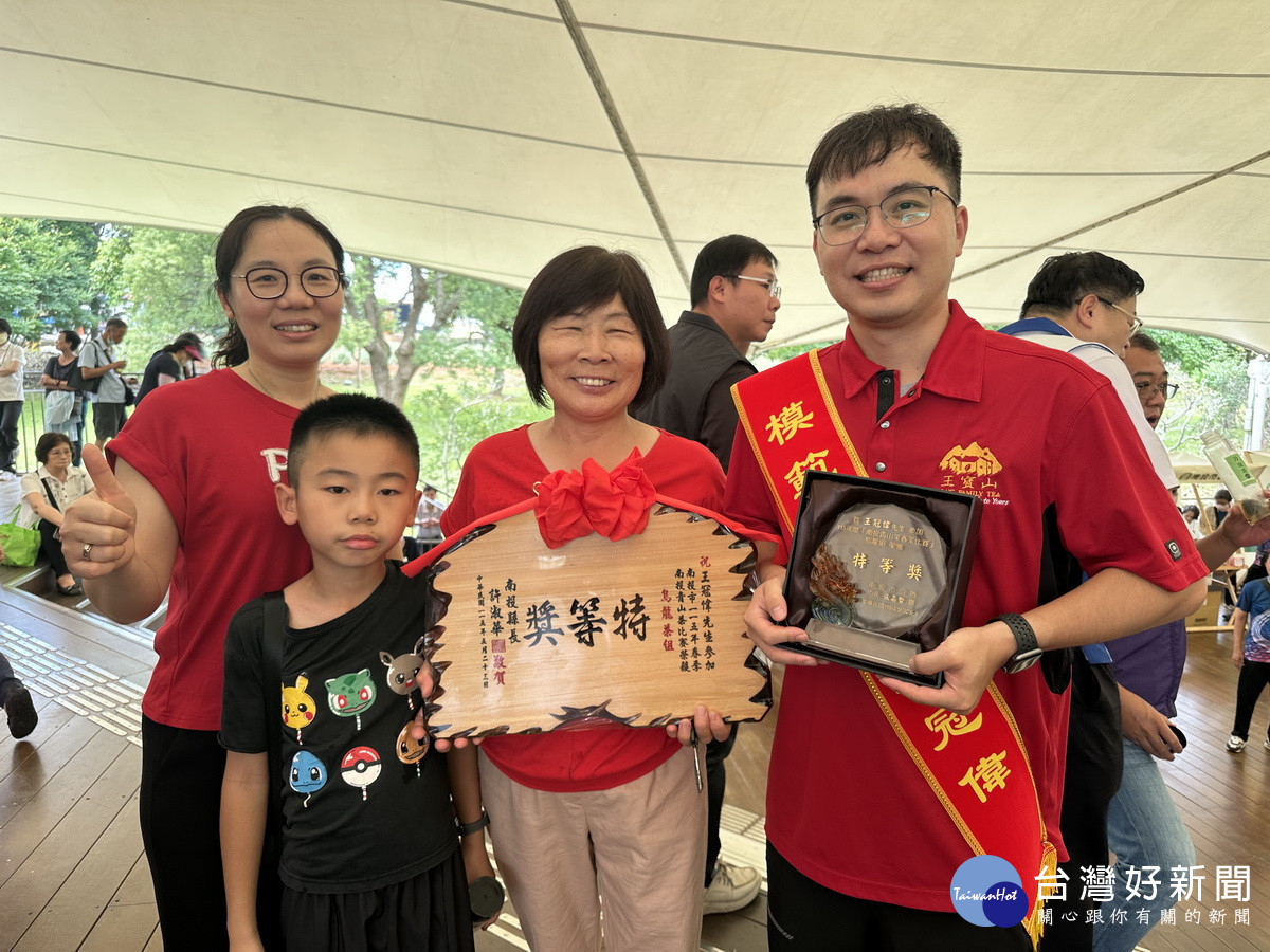 王冠偉感謝家人支持與茶業前輩的指導。（記者扶小萍攝）