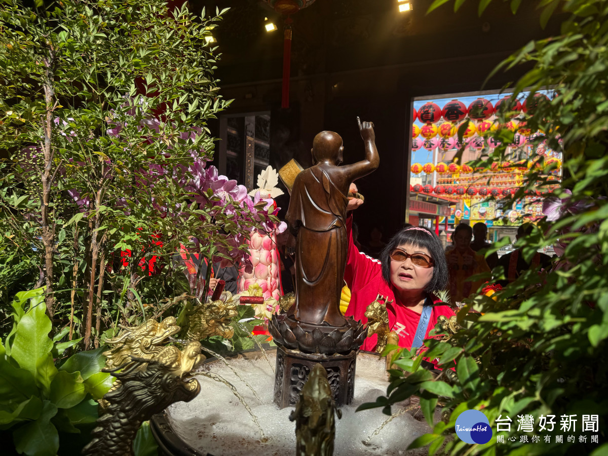 大甲鎮瀾宮慶祝釋迦牟尼佛聖誕　舉辦浴佛龐大信眾參加