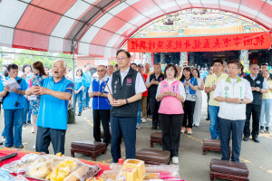 張市長出席「桃園市市長盃龍舟賽記者會暨龍舟點睛儀式」參香祈福。