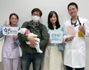 T太太攜新生兒回院追蹤產後恢復情形，並與婦產科林冠廷醫師（右一）、國際醫療