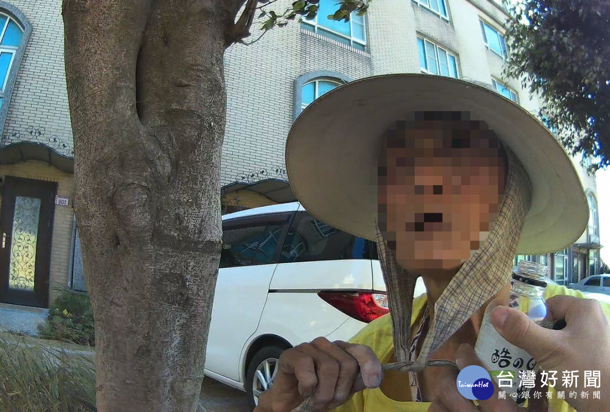 老婦迷途獨自穿梭於車流　警即刻伸援避免意外