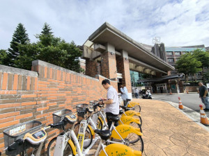桃竹苗分署啟用15柱YouBike公共自行車租賃站，提供洽公民眾、參訓學員及訪客更便利、彈性的綠色交通新選擇。