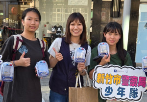 新竹市警察局少年警察隊結合時下年輕人流行的「娃包（痛包）」文化，推出創意反詐宣導品。