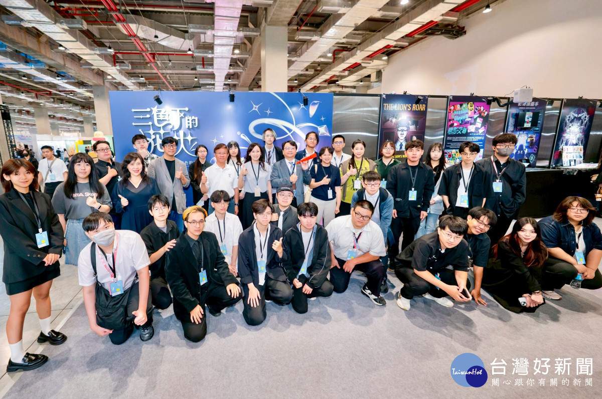 明新科大多媒體與遊戲發展系師生與董事張齊玲、校長呂明峯於新一代設計展展區。