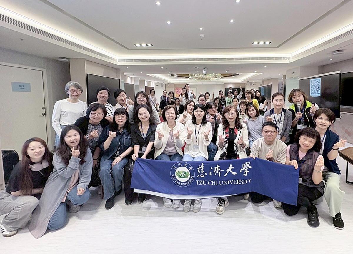 慈大護理系人員與敏盛護理主管合影