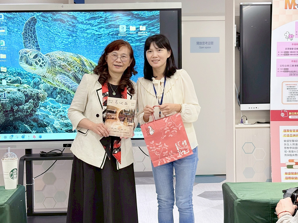 圖左胡文郁教授致贈紀念品給慈濟大學護理系郭育倫主任