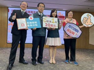 高榮臺南分院院長鄭名芳（左1）與護理部主任徐惠禎(右1)代表受獎