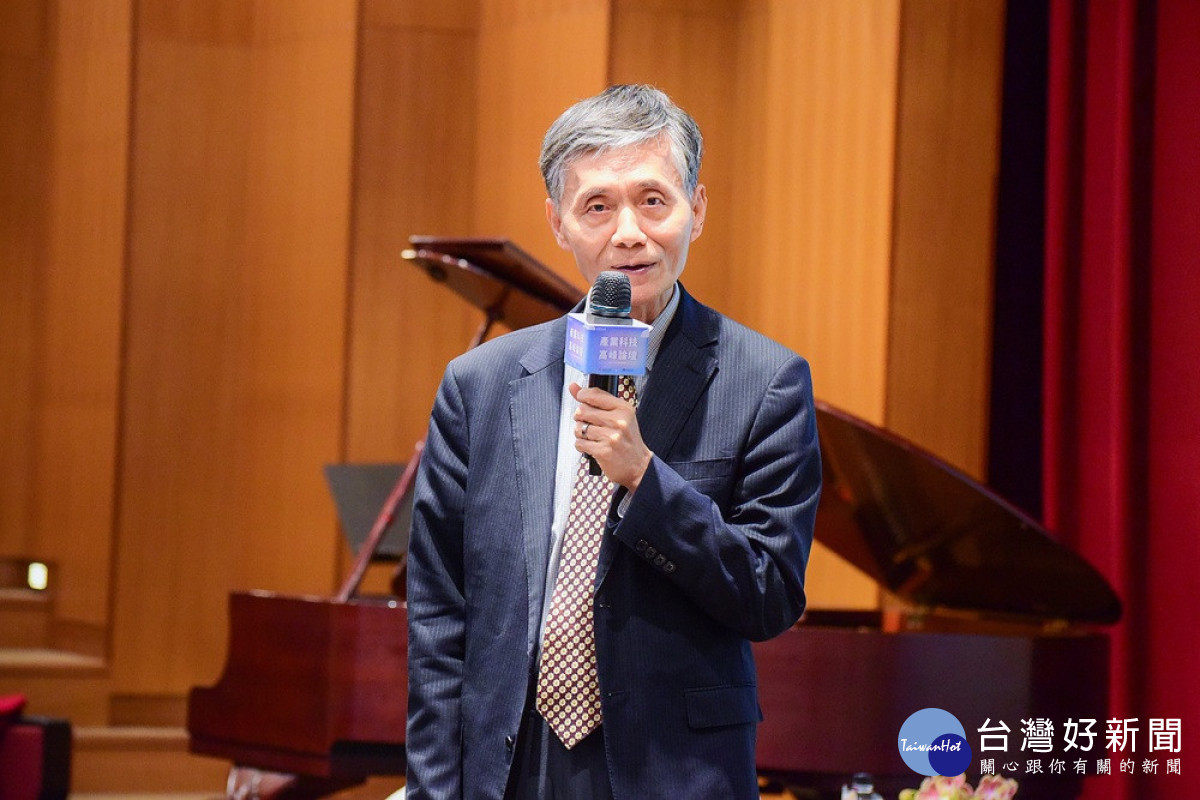 中原大學校長李英明剖析AI發展對全球權力結構、產業競爭與國家治理帶來的深遠影響。