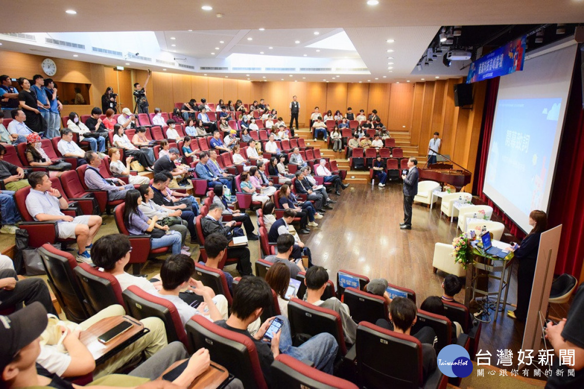 中原大學論壇現場交流熱絡,與會人員踴躍參與,展現各界對AI與產業轉型議題的高度關注。<br />
<br />