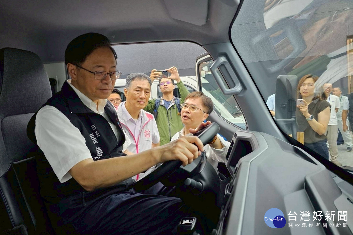 桃園市長張善政試乘中華汽車新式樣電動商用車。<br />