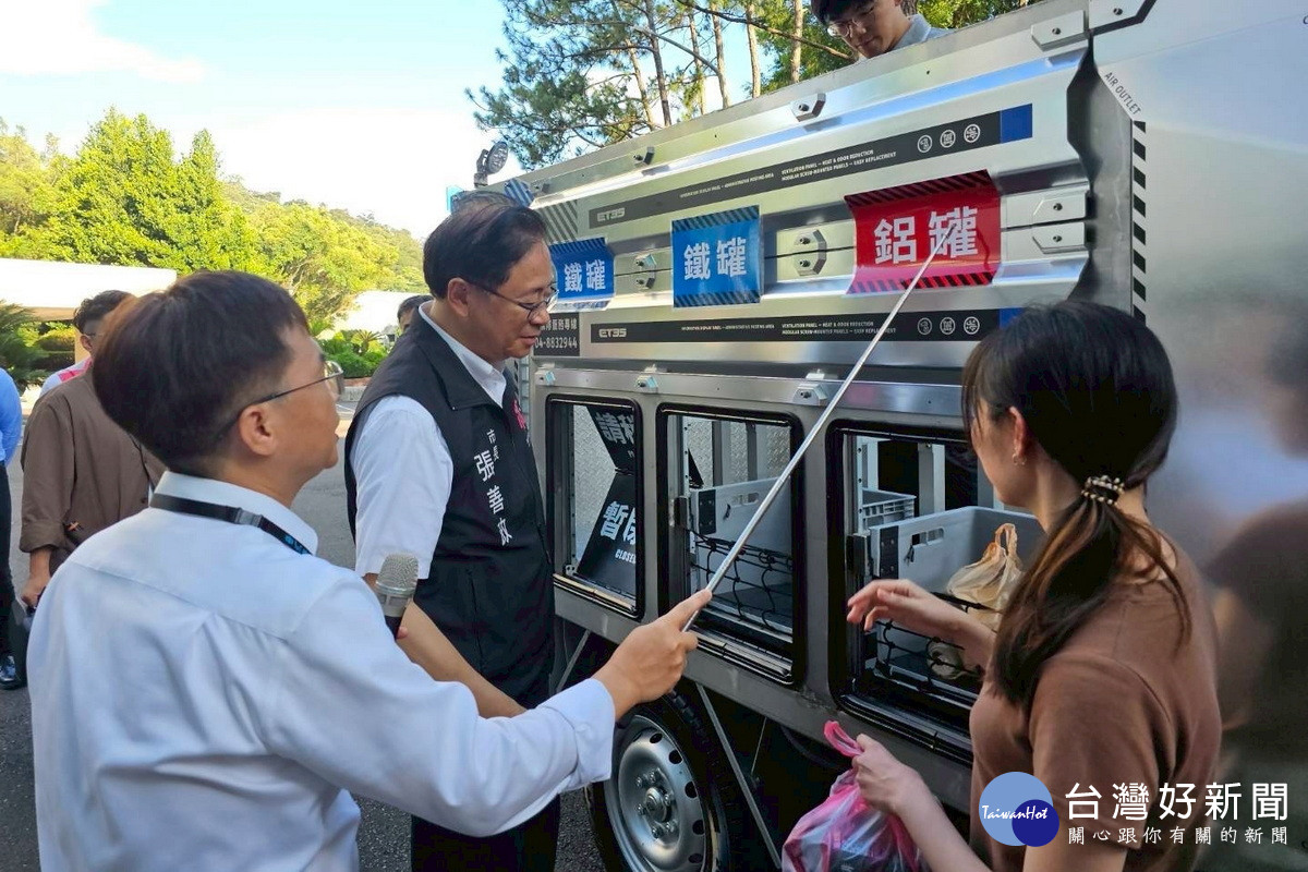 桃園市長張善政聽取電動環保回收車設計概念說明。<br />