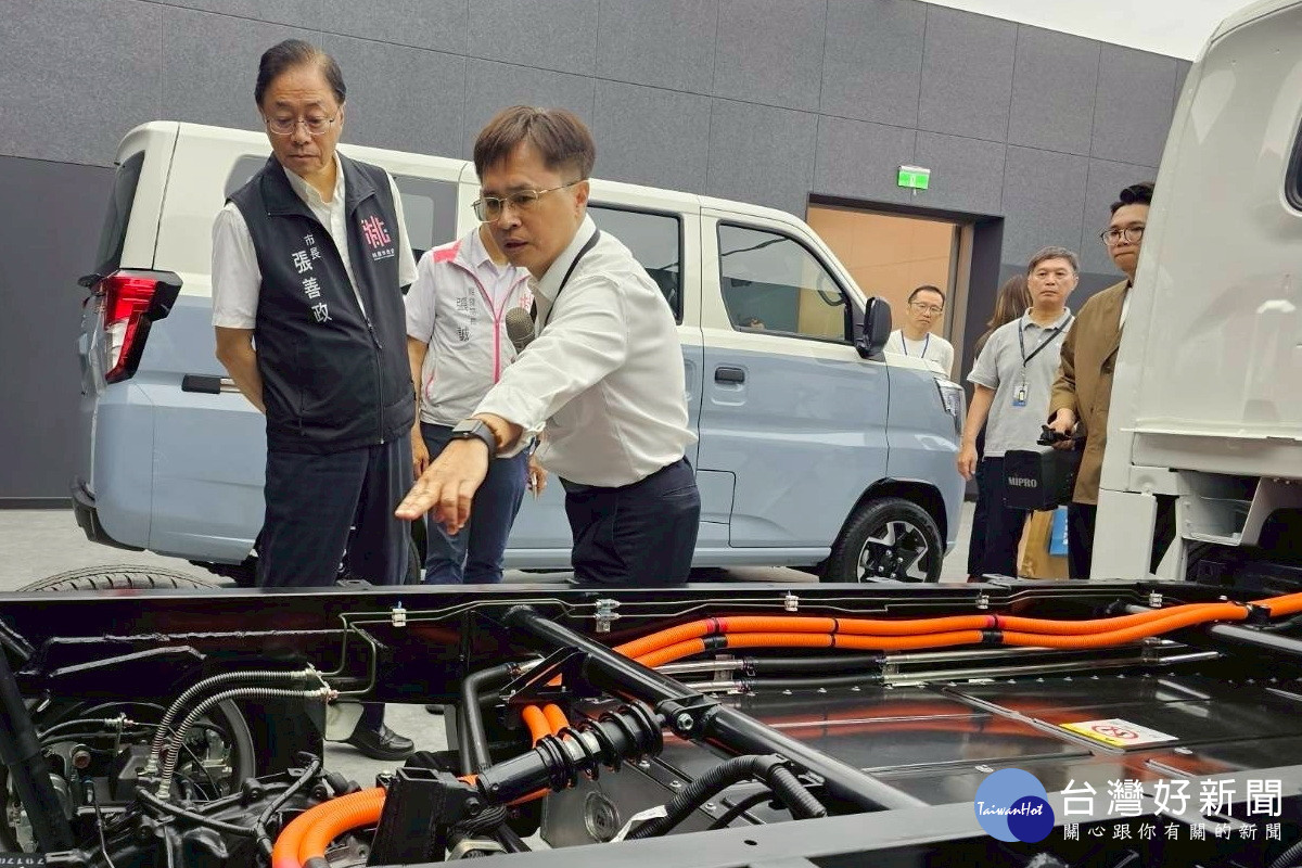 桃園市長張善政聽取3.5噸級電動商用車底盤結構設計展示說明。