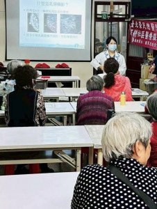 鍾枚芳放射師社區講座乳攝推廣。