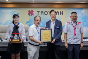 張市長頒發頒發感謝狀予傲騰科技股份有限公司。