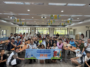 大甲溪發電廠黃陵育廠長發放獎助學金並和得獎者合照。(台電提供)
