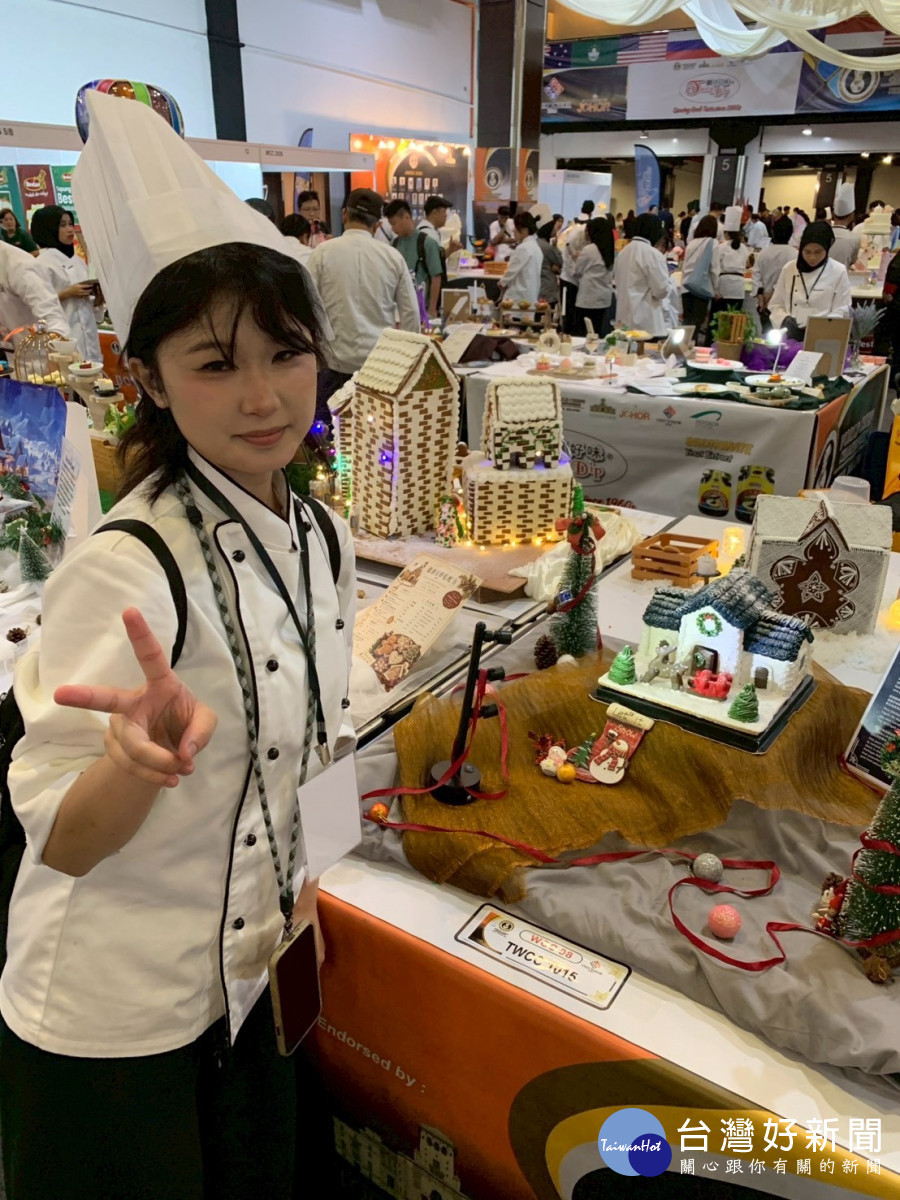 張珮瑩同學在「聖誕屋展示」中，以高超的結構設計與充滿節慶氛圍的視覺呈現。