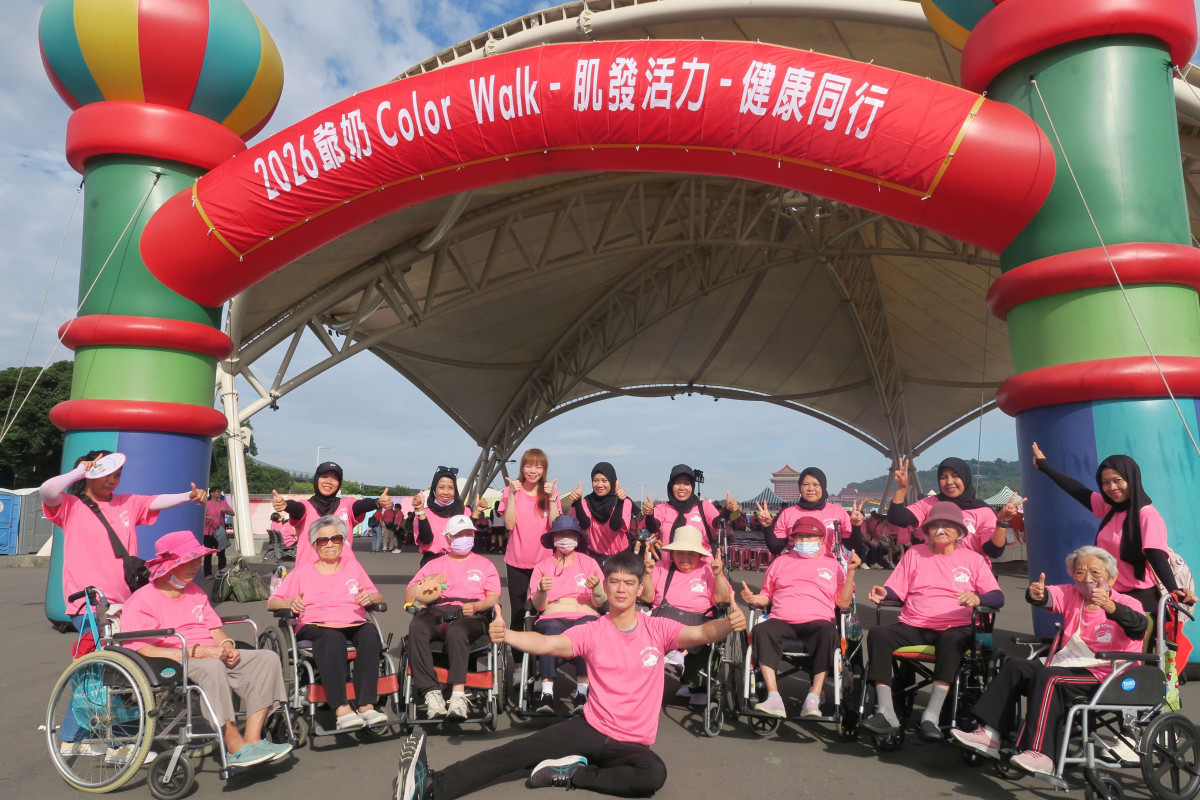 弘道 Color Walk 邁入第 13 年　百歲人瑞連走 12 屆、一日孫子志工暖心陪行