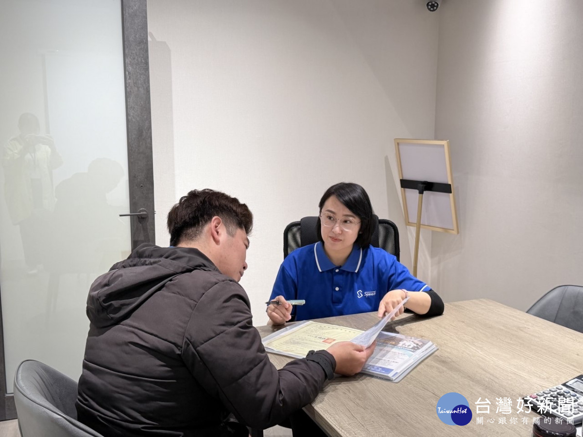 全職媽媽施宇亭透過參加職訓考取證照,順利復出職場,投入包租代管工作,開啟第二職涯。<br />
<br />