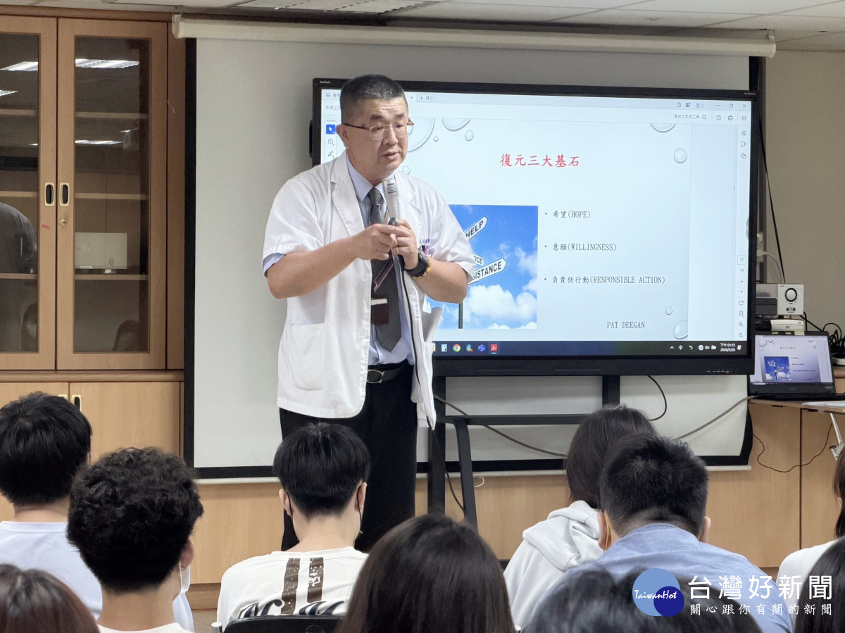 桃療王三平主任親自說明職能治療與智慧復健新發展。 (桃療提供)