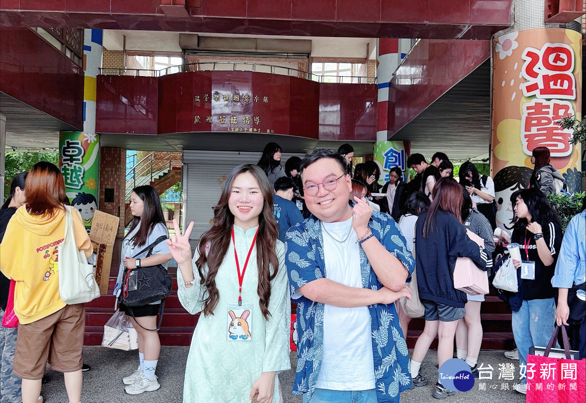管理學院越南學生黎氏心(左),身穿越南傳統服飾「奧黛」登場