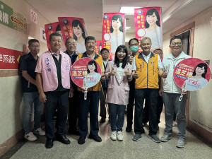 彰化市長初選藍白合作受矚，温宗諭（右一）陪同温芝樺完成登記。圖／記者鄧富珍攝
