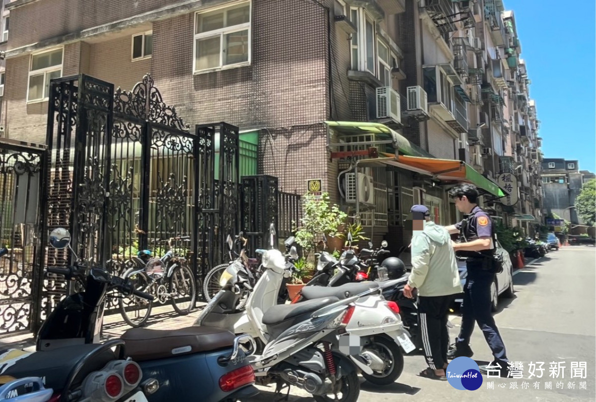 老翁外出購物返家迷途,楊梅警協助人車平安返家。