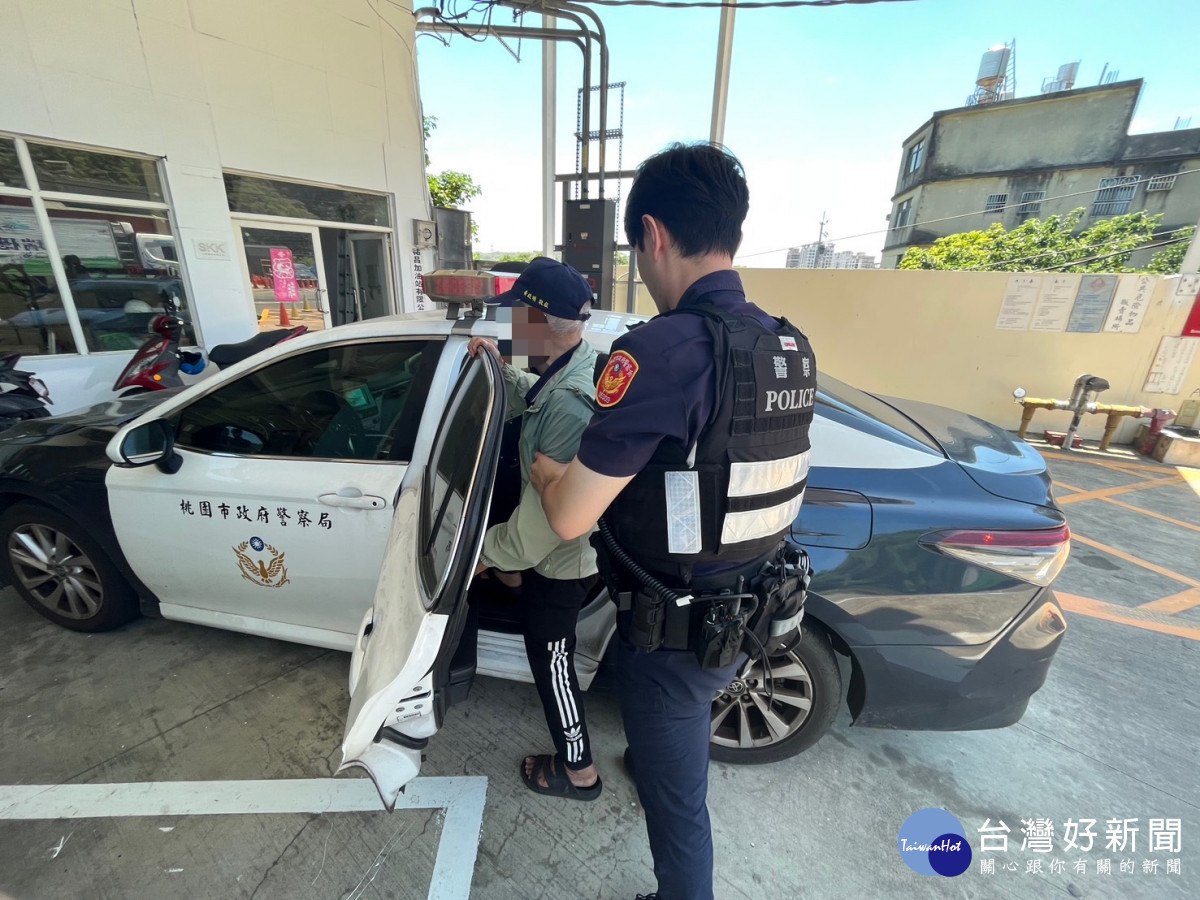 老翁外出購物返家迷途　楊梅警協助人車平安返家