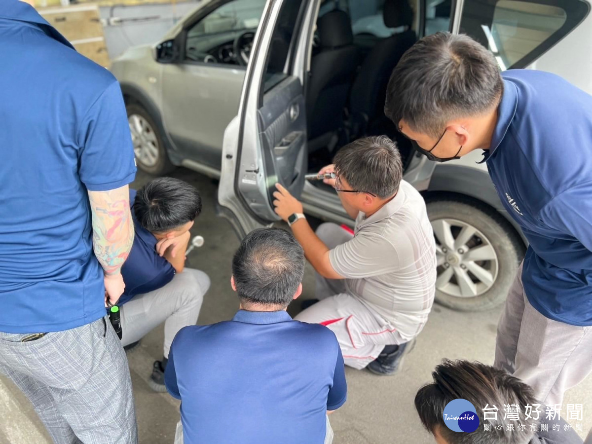 學員針對汽車構造鑑別進行受訓。<br />
<br />