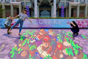 暨大學生透過各種創意借位姿勢與3D立體畫面相互呼應，趣味十足，充分展現校園穿山甲地景藝術的無限活力。（暨大提供）