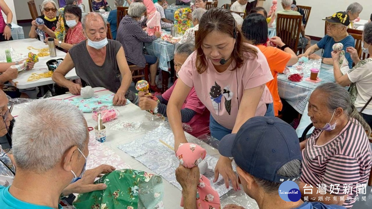 榮家藝文與健身空間正式啟用　長輩手作艾草拍打棒樂活又療癒