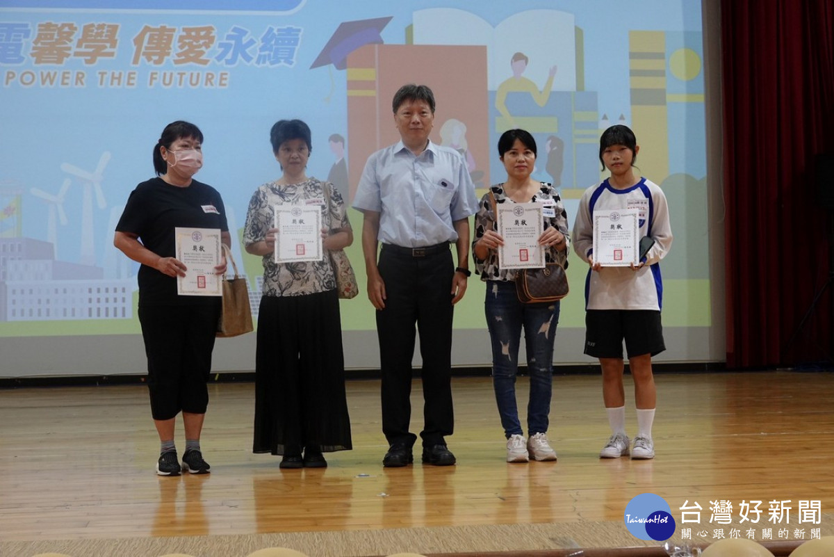 頒發獎助學金與獎狀。