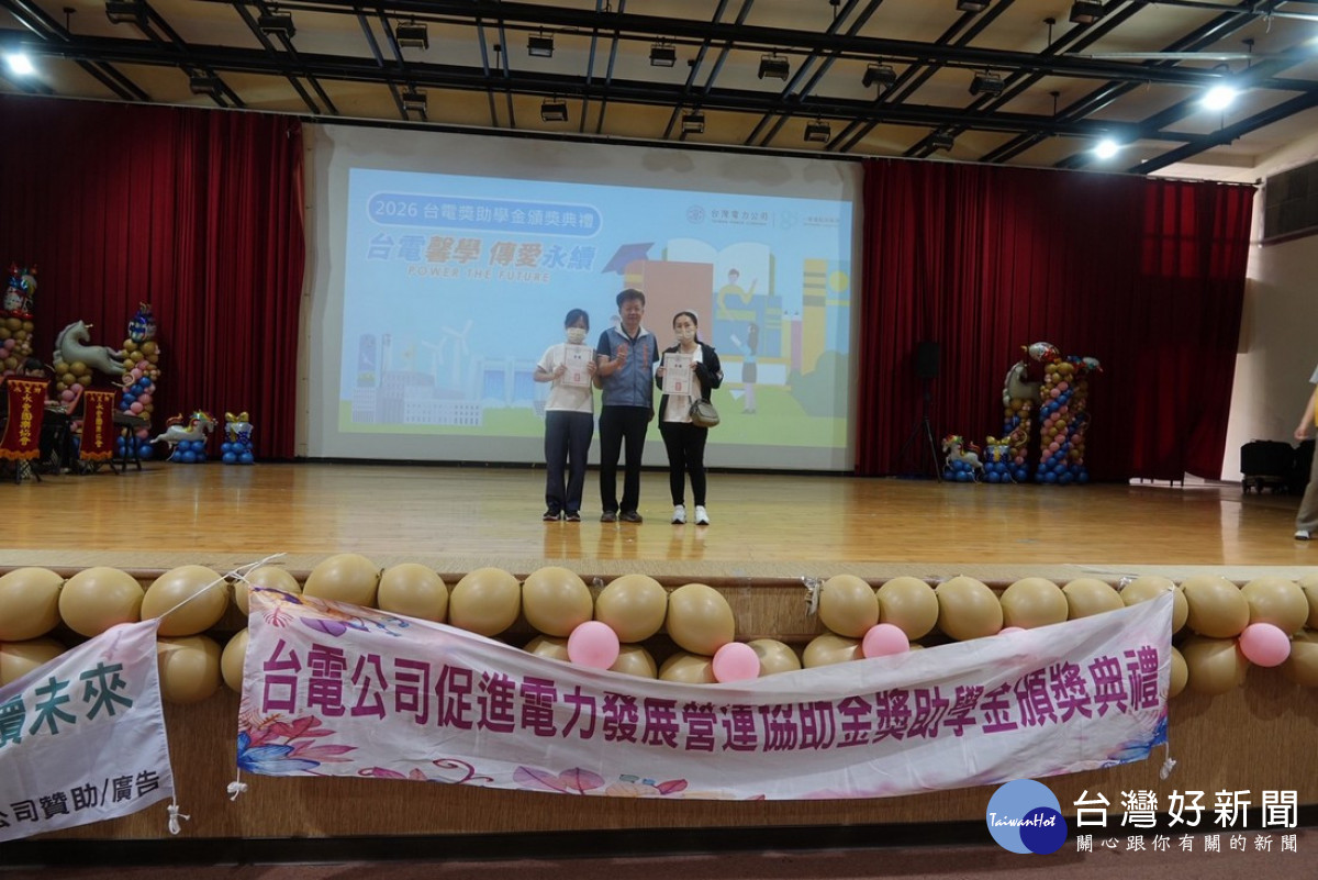 水里鄉長葉銘豐與會恭喜得獎學子。<br />
<br />
