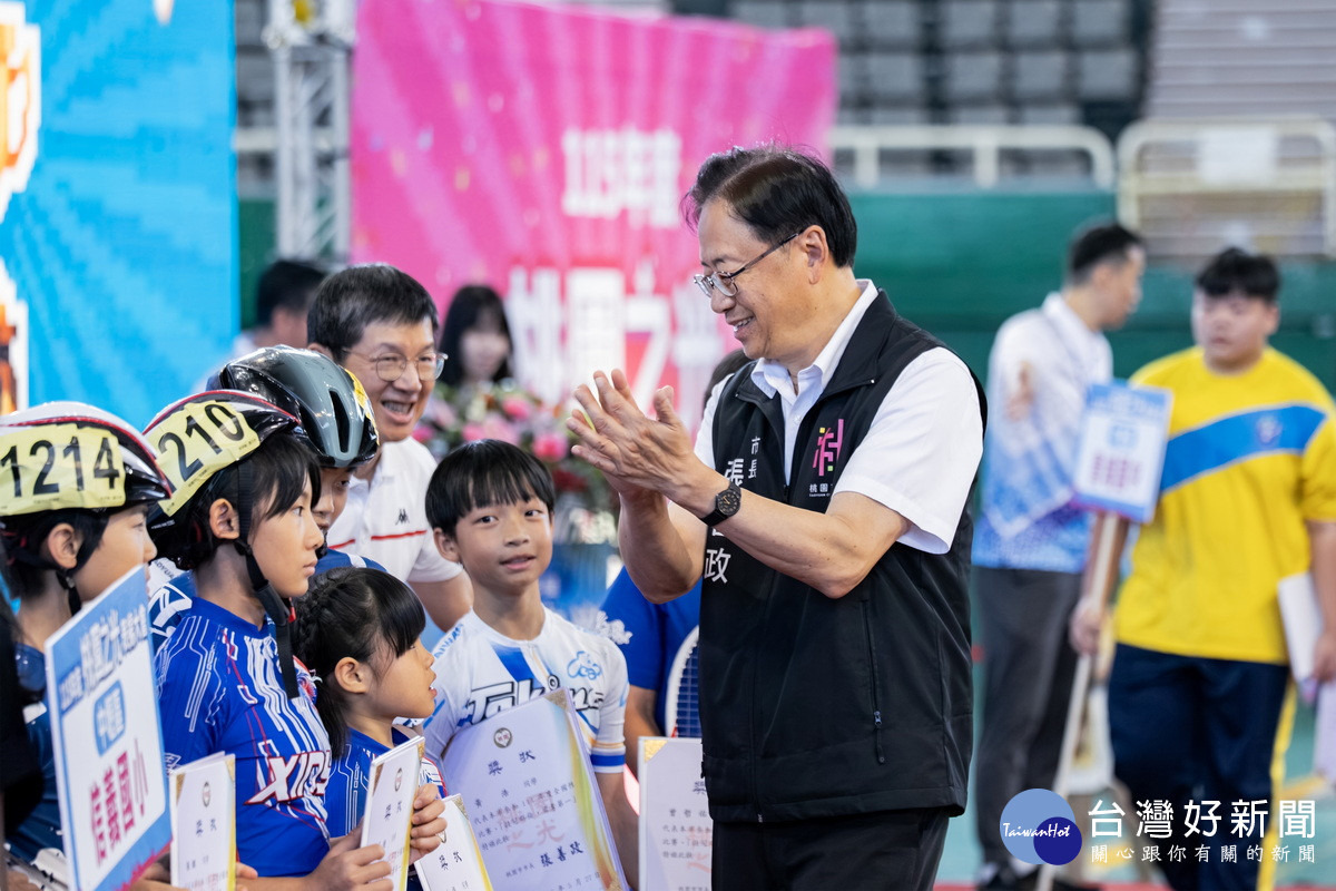 桃園市長張善政於「115年度桃園之光表揚大會」中鼓勵獲獎同學。