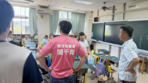 簡千翔議員到教室關心學生考試受影響。（簡千翔服務處提供）