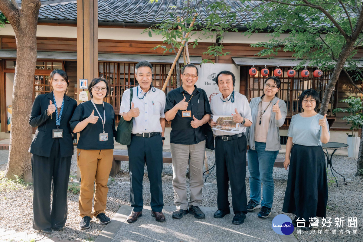 訪團於「桃園77藝文町」日式建築前合影。<br />
<br />