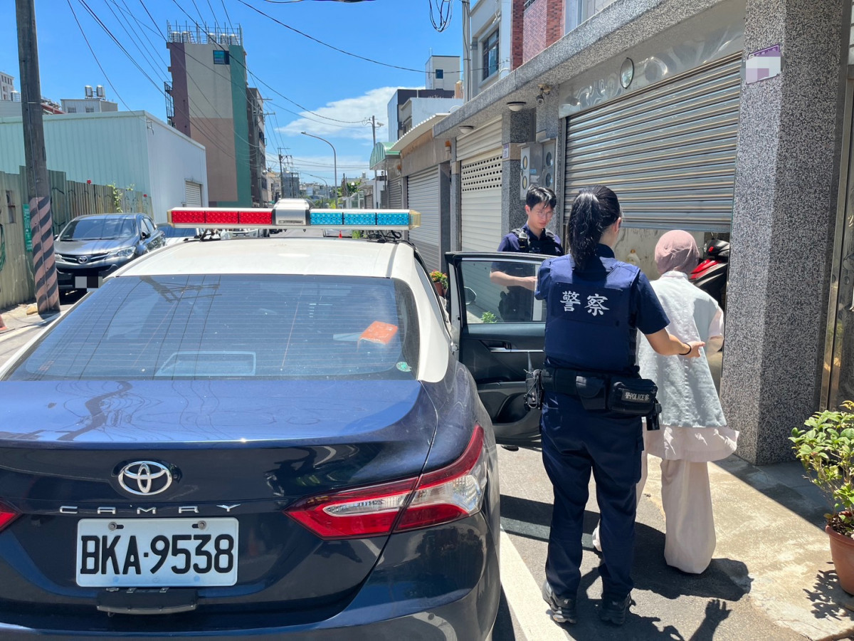 熱浪來襲老婦身體不適跌坐路旁　楊梅警暖心護送返家休息