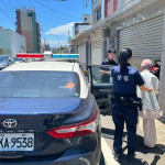 老婦身體不適跌坐路旁，楊梅警暖心護送返家休息。
