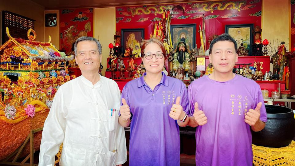 左起住持簡瑞宏師兄、殿主林秀玲師姐、主委劉存興師兄。