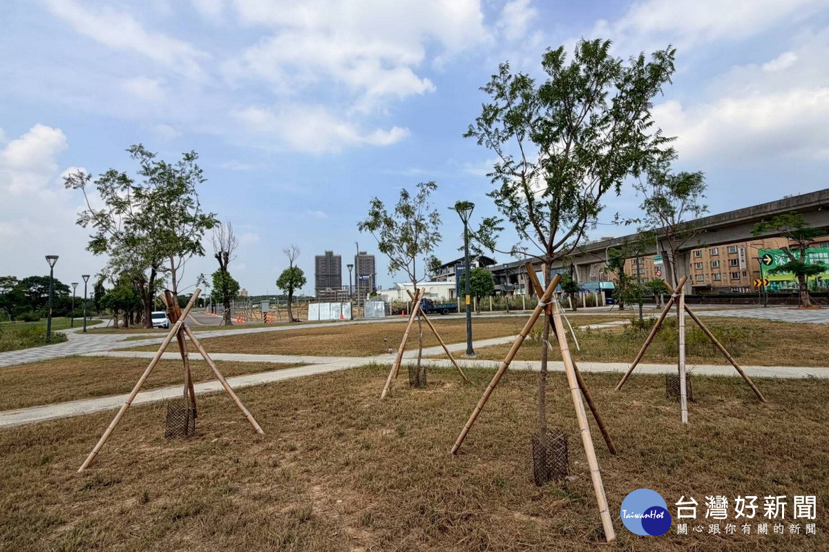 桃園市政府全面推動「樹木植栽種植及維護指引」，年度植樹逾4800株儲碳量逾3公噸。<br />
